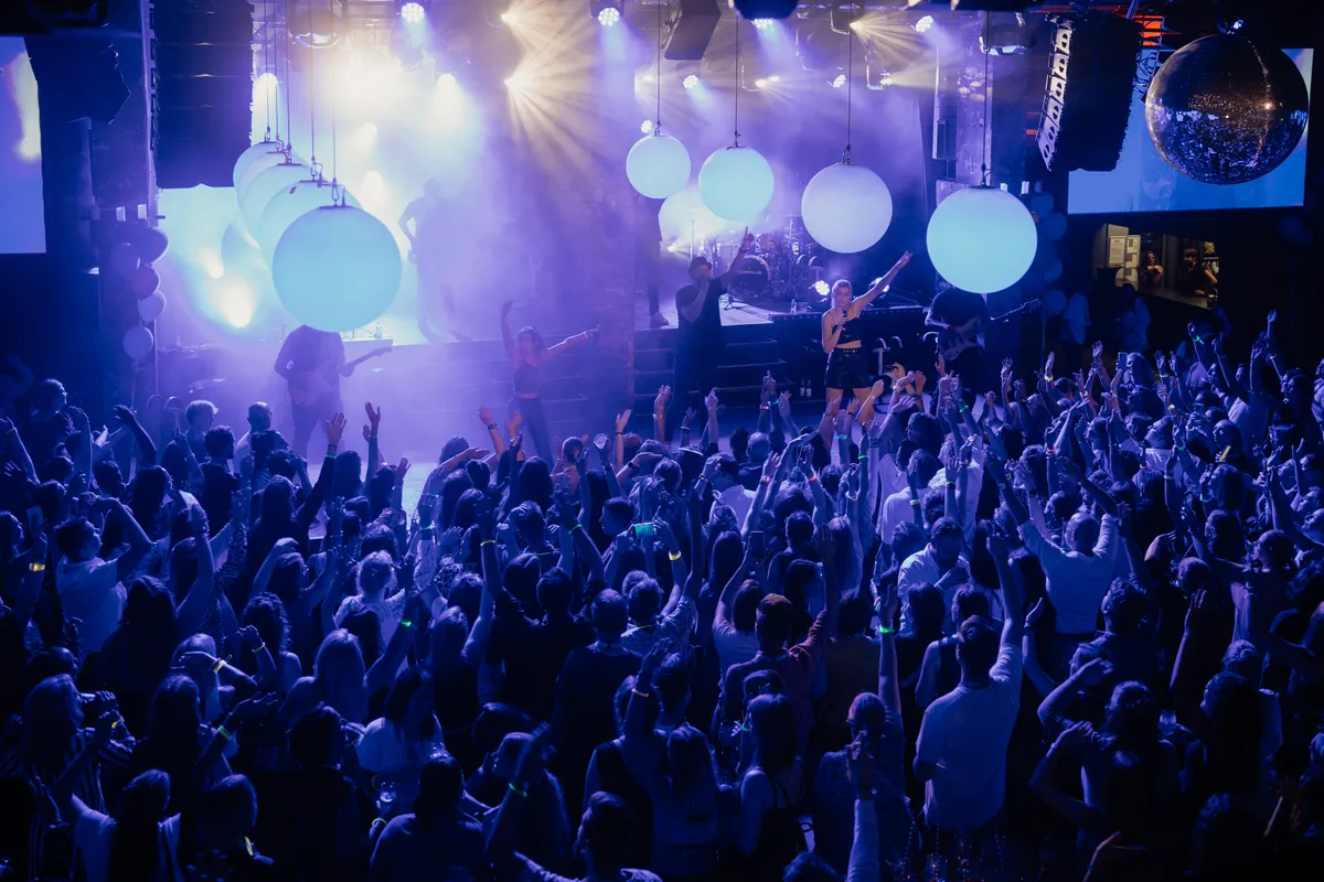 Sommerfest mit Musik4Friends bei fröhlicher Tanz- und Festatmosphäre.